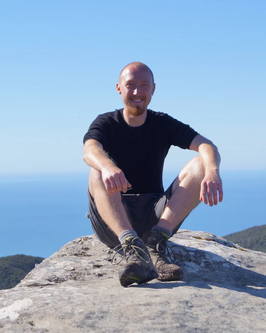 Martin Habermann von sinnesKLÄNGE in einer ruhigen Berglandschaft